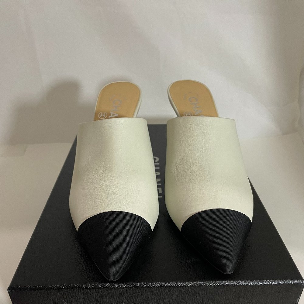 CHANEL BNWB 20P WHITE LEATHER MULES W/BLACK GROSGR